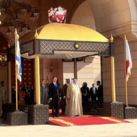 Le président Isaac Herzog, devant à gauche, et le roi  Hamed ben Issa Al Khalifa, devant à droite, au palais Al-Qudaibiya à Manama, le 4 décembre 2022. (Crédit : Lazar Berman/Times of Israel)