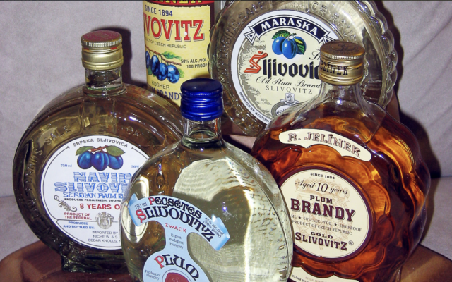 Des bouteilles de slivovitz. (Crédit : Wikipedia/Domaine public/Chris Capoccia)