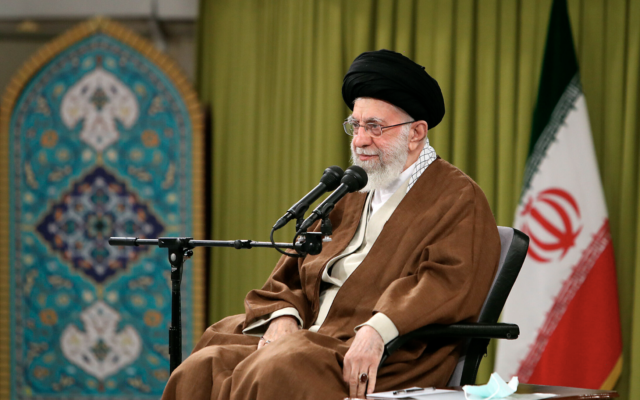 Le guide suprême de l'Iran, l'ayatollah Ali Khamenei, s'exprimant lors d'une réunion avec un groupe de forces paramilitaires Basij à Téhéran, en Iran, le 26 novembre 2022. (Crédit: Bureau du Guide suprême iranien via AP/Dossier)
