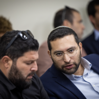 Almog Cohen, à gauche, et Yitzhak Wasserlauf d'Otzma Yehudit à la Knesset, le 21 novembre 2022. (Crédit : Yonatan Sindel/Flash90)