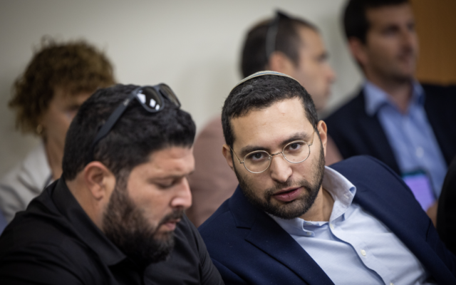 Almog Cohen, à gauche, et Yitzhak Wasserlauf d'Otzma Yehudit à la Knesset, le 21 novembre 2022. (Crédit : Yonatan Sindel/Flash90)