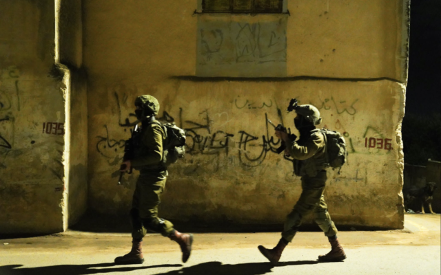 Des troupes israéliennes opérant en Cisjordanie, tôt le 4 novembre 2022. (Crédit : Armée israélienne)