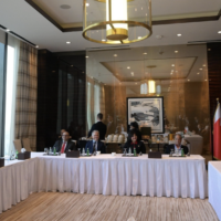 Le président Isaac Herzog, à droite, rencontrant des membres de la communauté juive de Bahreïn à Manama, le 4 décembre 2022. (Crédit : Amos Ben Gershom)