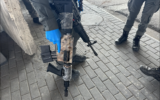 Un fusil M-16 saisi par la police des frontières au passage de Shuafat, le 4 décembre 2022. (Crédit : Police israélienne)