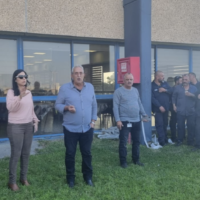 Des employés de l'usine BTL se réunissant, suite à l'annonce de la fermeture de la ligne de production et des licenciements prévus, le 4 décembre 2022. (Crédit : Fédération syndicale Histadrut)
