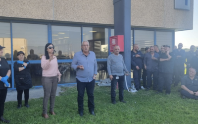 Des employés de l'usine BTL se réunissant, suite à l'annonce de la fermeture de la ligne de production et des licenciements prévus, le 4 décembre 2022. (Crédit : Fédération syndicale Histadrut)