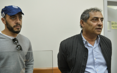 Arnon Giladi, à droite, alors maire-adjoint de Tel Aviv arrivant pour une audience de détention provisoire après avoir été arrêté dans l'affaire de corruption à la marie de Rishon Lezion, au tribunal de première instance de Rishon Letzion, le 4 février 2017. (Crédit : Flash90)