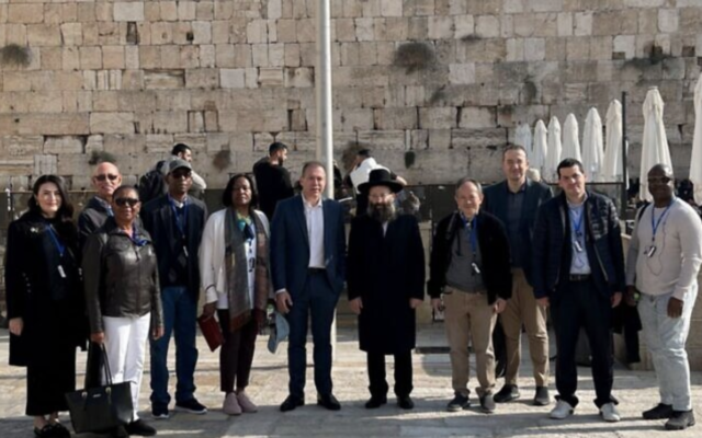 L'ambassadeur israélien auprès de l'ONU et le rabbin Shmuel Rabinovitch avec un groupe d'ambassadeurs de l'ONU en visite au mur Occidental, le 9 décembre 2022. (Autorisation)