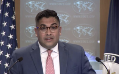 Vedant Patel, porte-parole adjoint du département d'État, dirigeant le briefing quotidien à Washington, le 6 septembre 2022. (Crédit : YouTube)