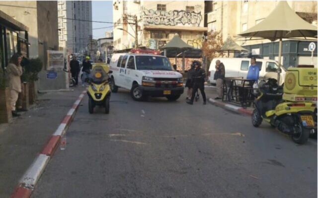 Des policiers et des secouristes sur les lieux d'un attentat présumé à la voiture-bélier, à Tel Aviv, le 8 décembre 2022. (Crédit : Magen David Adom)