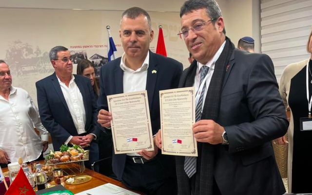 Signature d’un accord de jumelage entre les villes de Fès et de Kfar Saba, le 8 décembre 2022, en Israël. (Crédit :  @IsraelinRabat / Twitter)