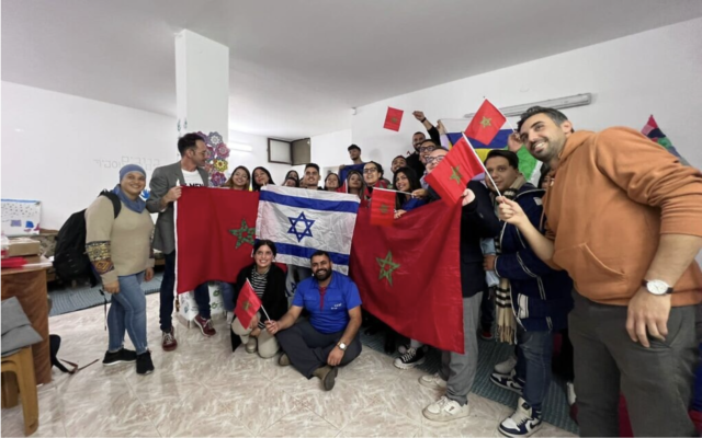 De jeunes Israéliens et Marocains célébrant la victoire du Maroc sur le Portugal en Coupe du monde dans une Maison des jeunes de la ville d'Isfiya, dans le nord du pays, le 10 décembre 2022. (Autorisation)