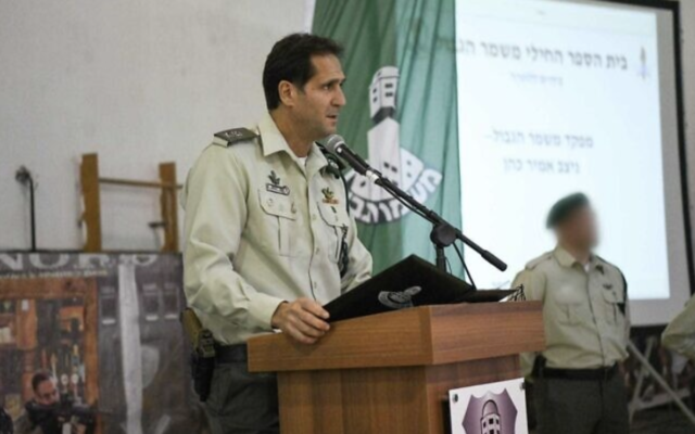 Le chef de la police des frontières, Amir Cohen, s'adressant aux troupes lors d'une cérémonie, le 14 décembre 2022. (Crédit : Police israélienne)