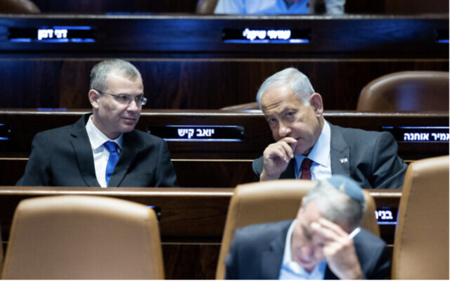 Le chef du Likud, Benjamin Netanyahu, à droite, s'entretenant avec le député Yariv Levin lors de l'élection de ce dernier au poste de président de la Knesset, le 13 décembre 2022. (Crédit : Yonatan Sindel/Flash90)