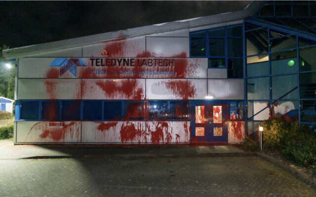 Des activistes pro-palestiniens vandalisant l'usine Teledyne Labtech, au Pays de Galles, le 9 décembre 2022. (Crédit : Vladimir Morozov/Palestine Action)