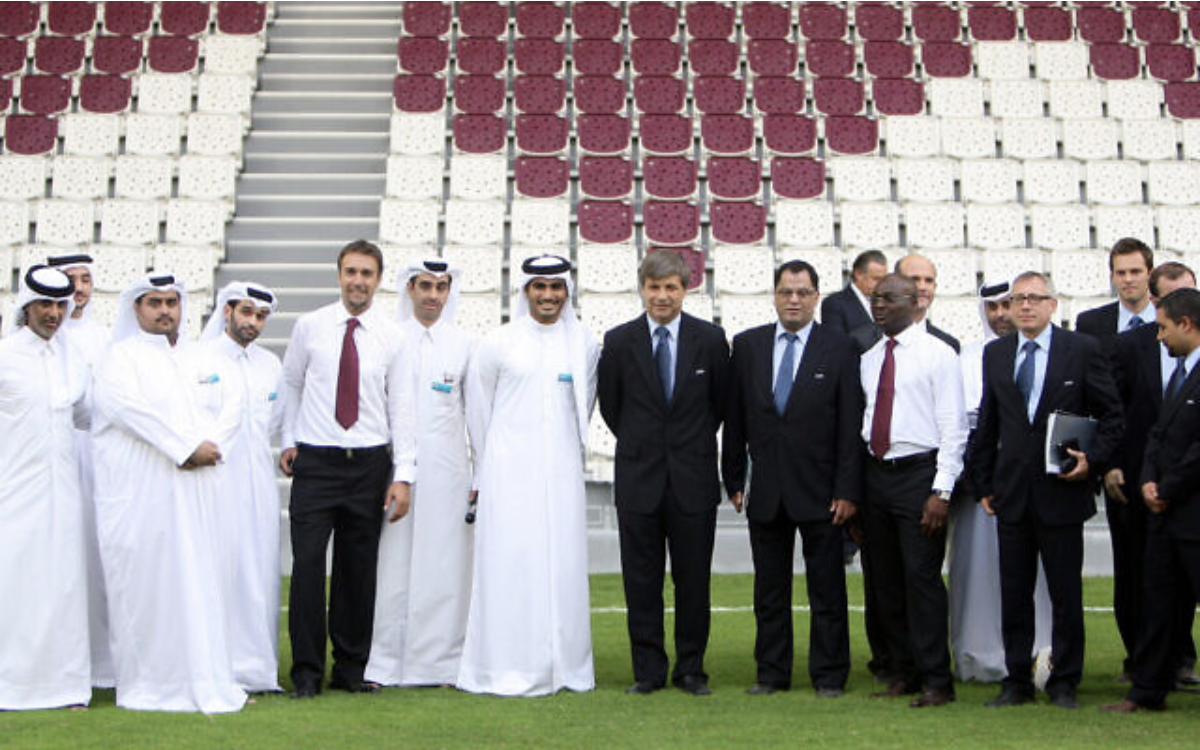 Des membres du groupe d'inspection de la FIFA se tenant à côté d'officiels de l'équipe de la candidature de Qatar 2022 alors qu'ils visitent une maquette de stade  pendant la visite d'inspection de la FIFA pour la candidature de Qatar 2022 à la Coupe du monde à Doha, Qatar, le 14 septembre 2010. (Crédit : AP Osama Faisal) 
