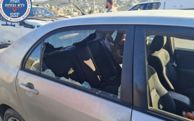 Une voiture israélienne endommagée à la suite d'une attaque par balles près de l'avant-poste de Havat Gilad, dans le nord de la Cisjordanie, le 16 décembre 2022. (Crédit : Sauveteurs sans frontières)