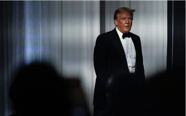 L'ancien président américain, Donald Trump, sur la scène du Mar-a-Lago à Palm Beach, en Floride, le 18 novembre 2022. (Crédit : AP Photo/Rebecca Blackwell)