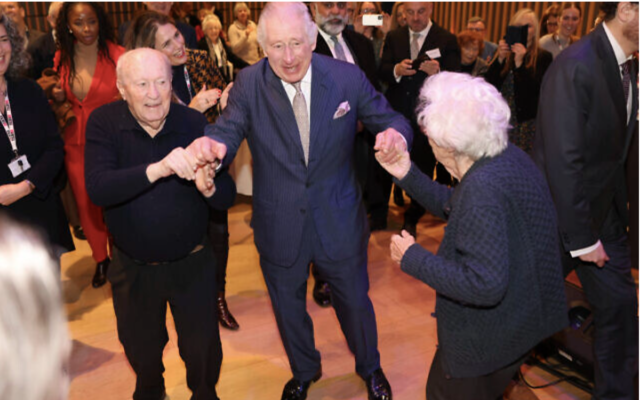 Le roi Charles III de Grande-Bretagne dansant lors d'une visite au centre communautaire juif JW3, alors que la communauté juive se prépare à célébrer Hanoukka, à Londres, le 16 décembre 2022. (Crédit : Ian Vogler/Pool via AP)