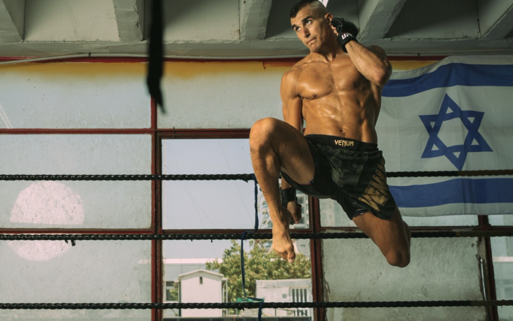 Natan Levy, athlète israélien de MMA, s'entraînant en Israël, en 2022. (Crédit : Aviv Tal)
