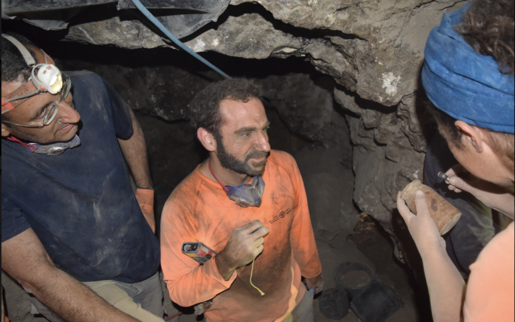 Le groupe examinant la boîte en bois de 2 200 ans découverte à Wadi Murabaat près de la mer Morte pour la première fois, de droite à gauche : Dr. Amir Ganor, Hagay Hamer et Oriah Amichai. (Crédit : Eitan Klein/Autorité israélienne des Antiquités)