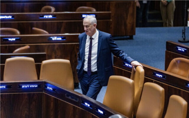 Le ministre sortant de la Défense, Benny Gantz, assistant à un vote lors d'une session plénière, à la Knesset, le 15 décembre 2022. (Crédit : Olivier Fitoussi/Flash90)