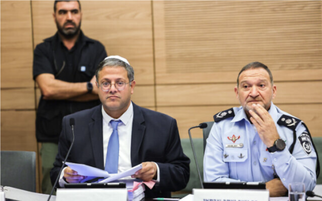 Le député Itamar Ben Gvir, à gauche, et le chef de la police israélienne, Kobi Shabtai, assistent à une réunion de la commission spéciale à la Knesset à Jérusalem, le 14 décembre 2022. (Crédit : Yonatan Sindel/Flash90)