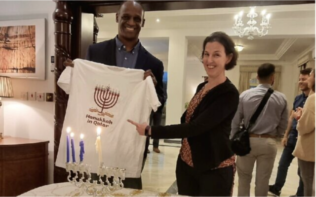 L'ambassadeur des États-Unis au Qatar, Timmy Davis, et la diplomate israélienne Iris Ambor lors d'une cérémonie d'allumage de bougies de Hanoukka à l'ambassade des États-Unis au Qatar, le 20 décembre 2022. (Crédit : Ministère des Affaires étrangères)