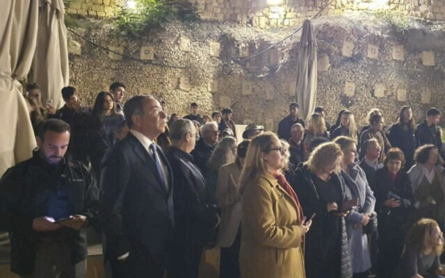 L'ambassadeur des États-Unis en Israël, Tom Nides, assistant à l'allumage des bougies de Hanoukka sur la section égalitaire du mur Occidental, à Jérusalem, le 20 décembre 2022. (Crédit : Mouvement réformé en Israël)