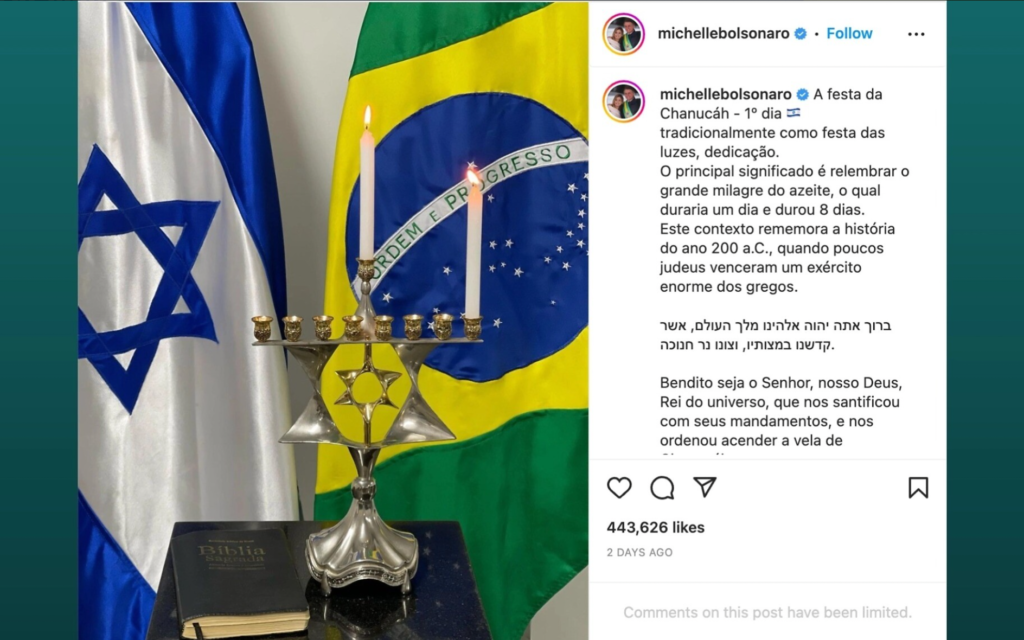  Une menorah allumée par la première dame du Brésil, Michelle Bolsonaro, pour marquer la fête de Hanoukka, à Sau Paulo, le 19 décembre 2022. (Crédit : Michelle Bolsonaro/Instagram/JTA)