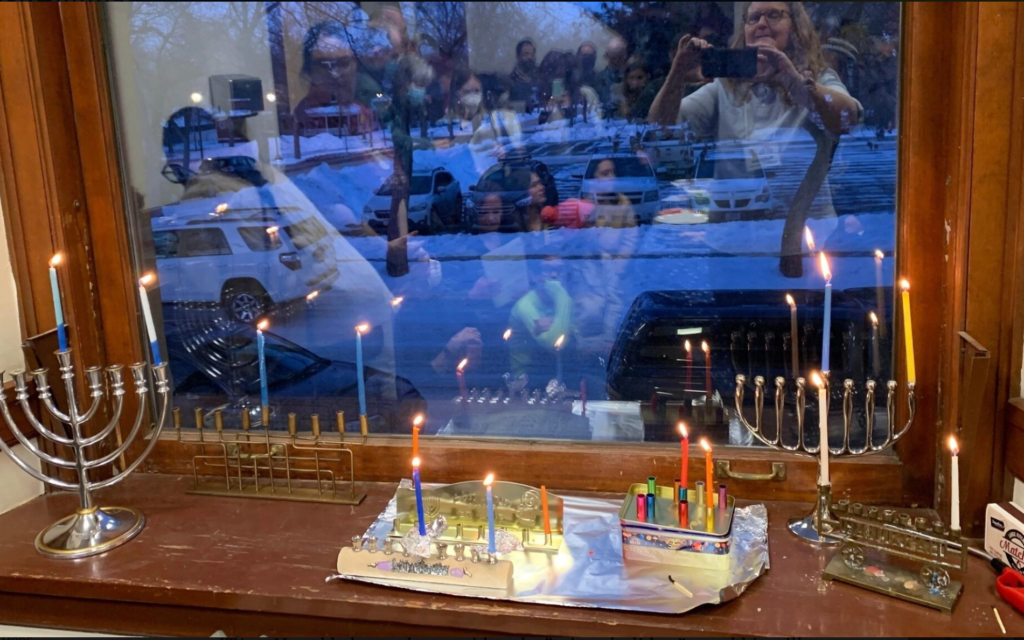 Pour la première fois en près de 90 ans, les lumières de Hanoukka brillent au Temple Emanu-El à Helena, dans le Montana, le 18 décembre 2022. (Crédit : Montana Jewish Project/JTA)