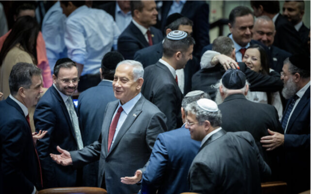 Illustration : Le chef du Likud, le Premier ministre désigné, Benjamin Netanyahu, entouré de députés après un vote pour le nouveau président de la Knesset au Parlement israélien, à Jérusalem, le 13 décembre 2022. (Crédit : Yonatan Sindel/Flash90)