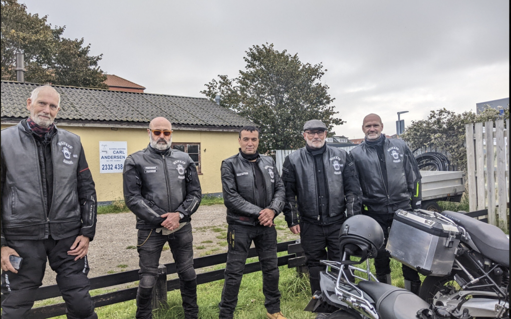 Des membres de MuJu & Co. s'arrêtant pour déjeuner dans le village de pêcheurs de Hundested, à l'ouest de Copenhague, le 15 octobre 2022. (Crédit : Melanie Lidman)
