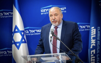 Le ministre sortant des Finances, leader du parti Yisrael Beytenu, Avigdor Liberman, s'exprimant lors d'une réunion de faction à la Knesset, le 12 décembre 2022. (Crédit : Yonatan Sindel/Flash90) 