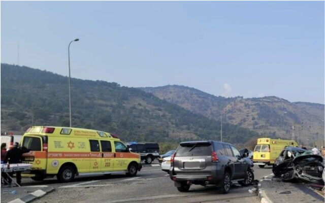 Deux ambulances du Magen David Adom sur les lieux d'un accident de voiture sur la Route 90, près du lac Agamon Hula, dans le nord d'Israël, le 24 décembre 2022. (Crédit : Porte-parole du Magen David Adom)