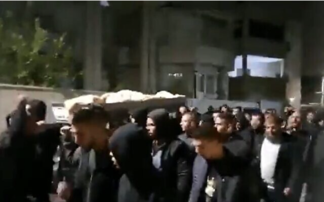 Les funérailles du terroriste présumé Naim Badir, à Kafr Qassem, le 25 décembre 2022. (Crédit : Twitter)