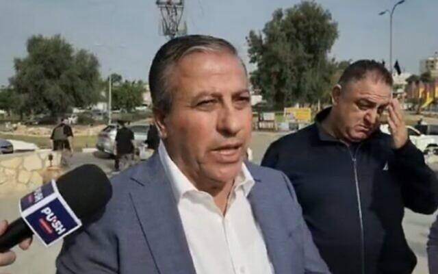 Le maire de Kafr Qassem, Adel Badir, parlant à un journaliste d'une attaque terroriste présumée dans sa ville, le 23 décembre 2022. (Crédit : Walla)