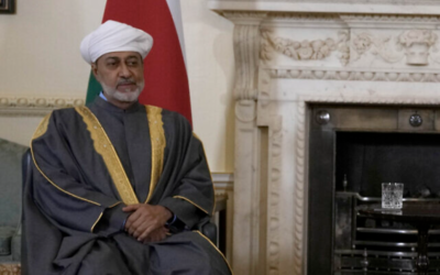 Le souverain d'Oman, le sultan Haitham ben Tarek, à Londres, le 16 décembre 2021. (Crédit : AP Photo/Frank Augstein, Pool)
