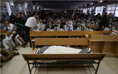 D'anciens et actuels étudiants du rabbin Chaim Druckman, assistant à ses funérailles, à Merkaz Shapira, dans le centre d'Israël, le 26 décembre 2022. (Crédit : Yonatan Sindel/Flash90)