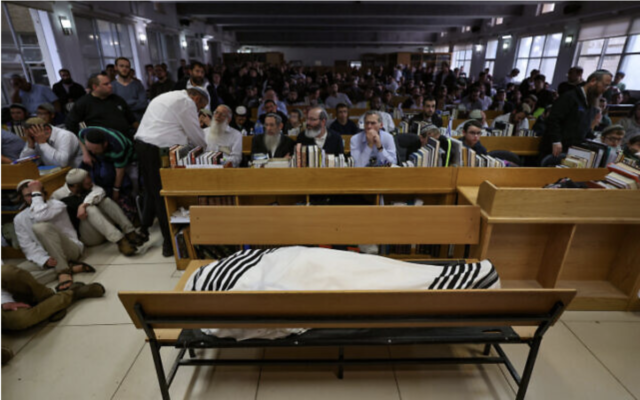 D'anciens et actuels étudiants du rabbin Chaim Druckman, assistant à ses funérailles, à Merkaz Shapira, dans le centre d'Israël, le 26 décembre 2022. (Crédit : Yonatan Sindel/Flash90)