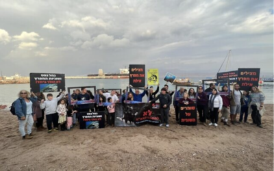 Des militants écologistes s'opposant à l'arrivée d'un pétrolier, à Eilat, le 26 décembre 2022. (Crédit : SPNI)