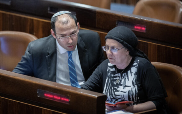 Les députés Simcha Rothman et Orit Strouk lors de l'ouverture de la session d'été de la Knesset dans la salle d'assemblée de la Knesset, le Parlement israélien, à Jérusalem, le 9 mai 2022. (Crédit : Yonatan Sindel/Flash90)