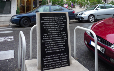Plaque commémorative des déportés juifs des Alpes maritimes, devant l'hôtel Excelsior, à Nice, où ils étaient amenés avant de partir en train vers Auschwitz, via Drancy. (Crédit : Perline / Creative Commons 3.0)