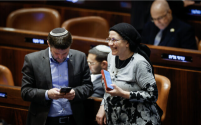 La députée Orit Strouk, à droite, avec le chef du parti HaTzionout HaDatit, le député Bezalel Smotrich, lors d'un vote à la Knesset, à Jérusalem, le 28 décembre 2022. (Crédit : Olivier Fitoussi/Flash90)