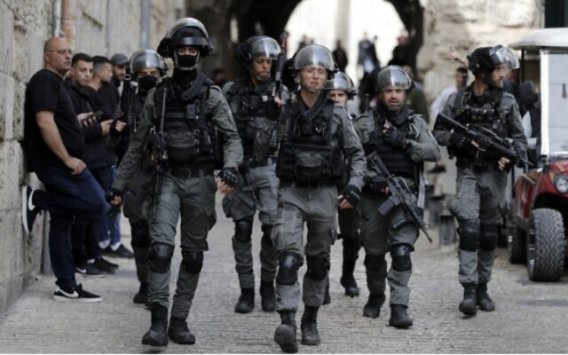 La police des frontières patrouillant devant la Porte des Lions, alors que des Palestiniens attendent d'être autorisés à entrer dans l'enceinte de la mosquée al-Aqsa, dans la Vieille Ville de Jérusalem, le 17 avril 2022. (Crédit: Ahmad Gharabli/AFP)