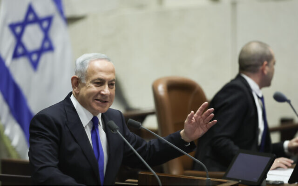 Le Premier ministre désigné, Benjamin Netanyahu, prend la parole lors de la cérémonie de prestation de serment de son nouveau gouvernement à la Knesset, le 29 décembre 2022. (Crédit : Yonatan Sindel/FLASH90)