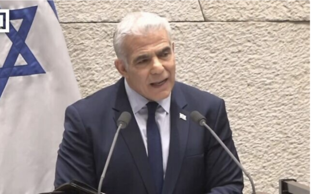 Le Premier ministre sortant, Yair Lapid, s'adressant à la Knesset, le 29 décembre 2022. (Crédit : La chaîne Knesset)