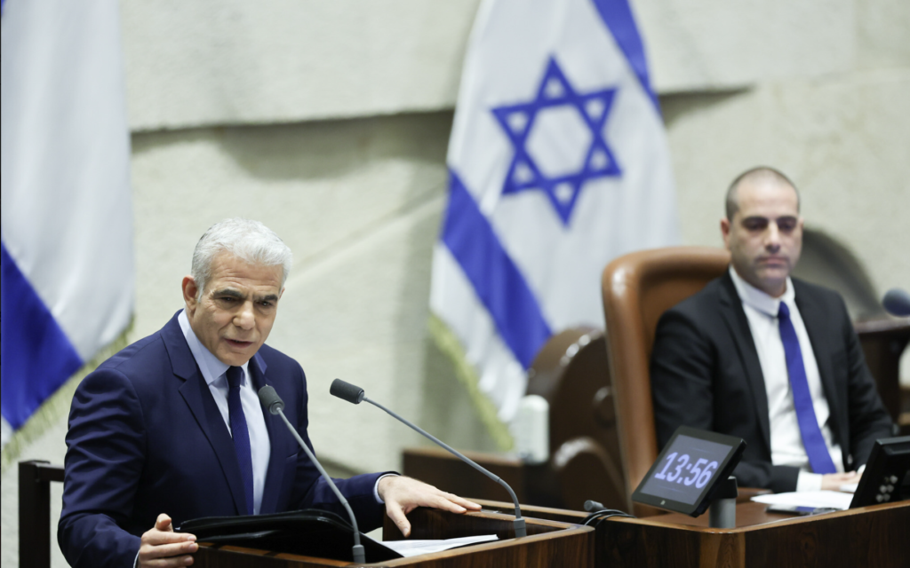Le Premier ministre sortant, Yair Lapid, s'exprimant lors de la cérémonie de prestation de serment du nouveau gouvernement à la Knesset, à Jérusalem, le 29 décembre 2022. (Crédit : Yonatan Sindel/FLASH90)