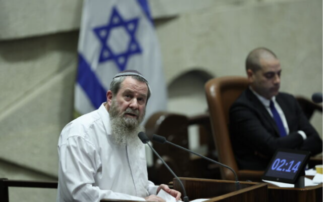 Le leader du parti Noam, Avi Maoz, prenant la parole devant le plénum de la Knesset, avant la prestation de serment du nouveau gouvernement, le 29 décembre 2022. (Crédit : Yonatan Sindel/FLASH90)