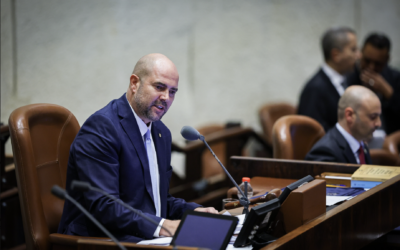 Le président de la Knesset, Amir Ohana, lors de sa première session plénière de la Knesset après avoir été sélectionné pour ce rôle, à Jérusalem, le 29 décembre 2022. (Crédit : Yonatan Sindel/FLASH90)